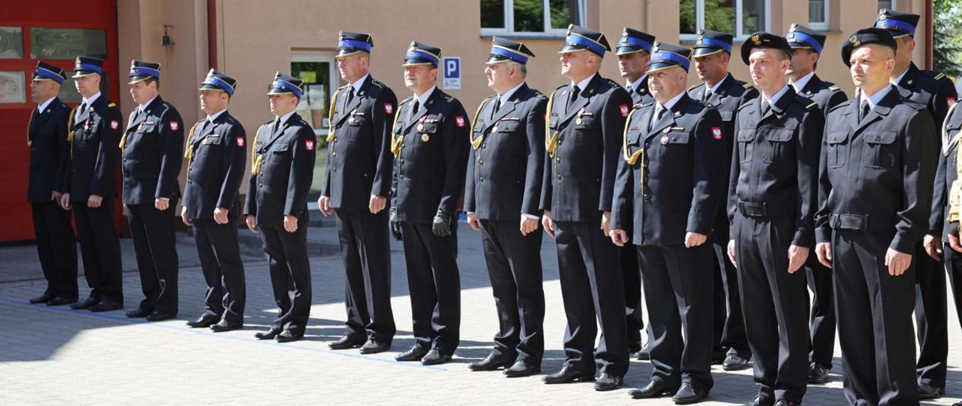 Zdjęcie przedstawia pododdział składający się z strażaków z Komendy Powiatowej PSP w Przeworsku 