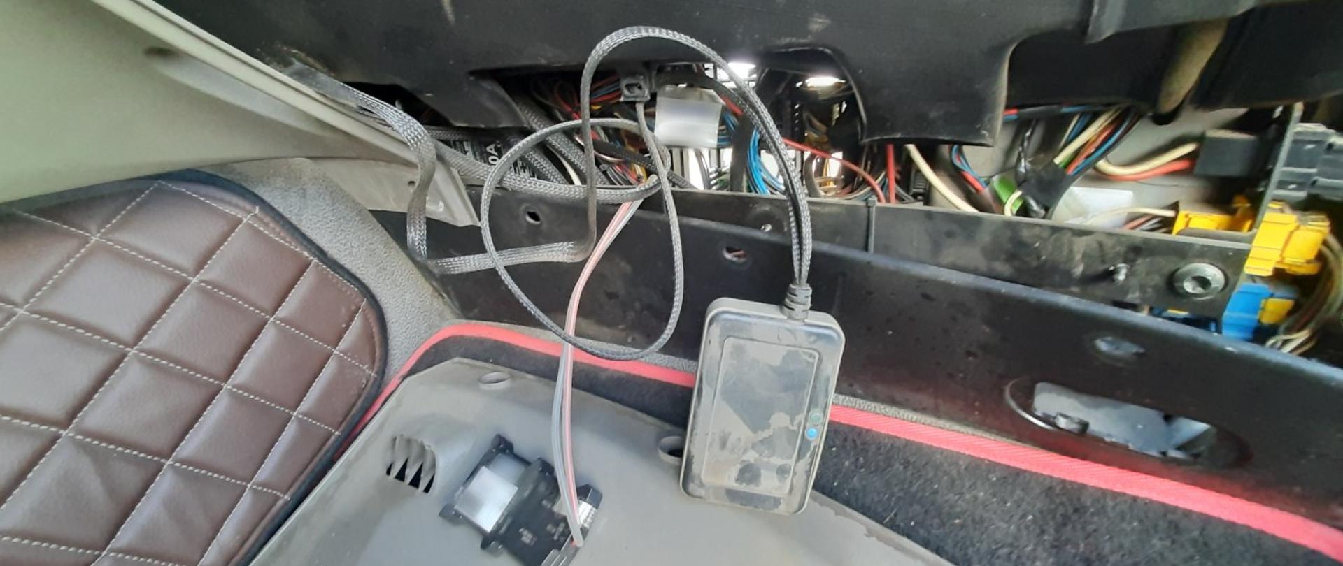 Emulator AdBlue podpiety do instalacji elektrycznej ciągnika siodłowego. Niedozwoloną ingerencję stwierdzili inspektorzy Inspekcji Transportu Drogowego z Radomia.