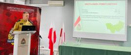 Komendant miejski PSP w Łomży w trackie prelekcji w oparciu o prezentacje multimedialną