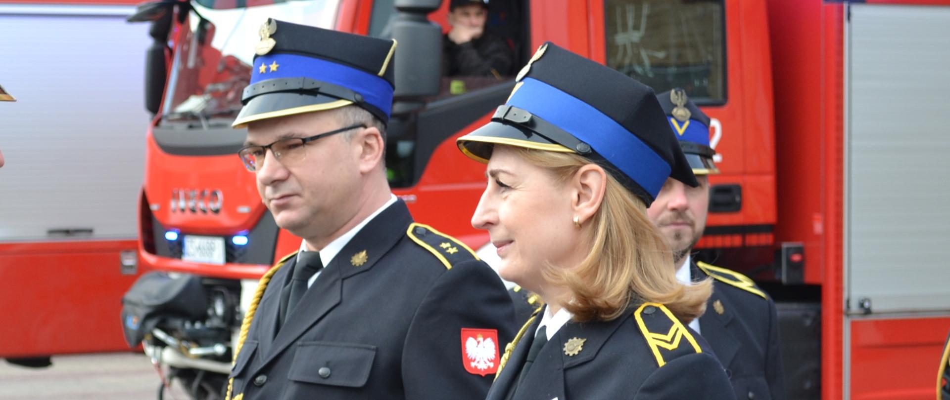 Komendant dziękuje za służbę nowym emerytom