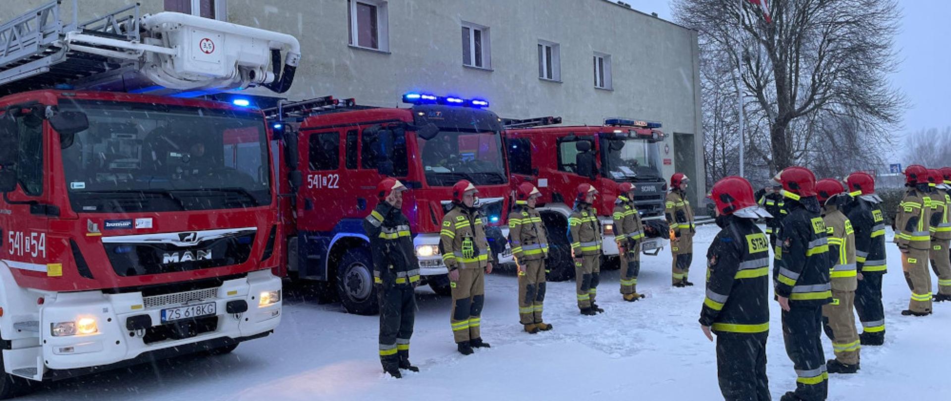 Szczecineccy strażacy minutą ciszy uczcili tragicznie zmarłych druhów z OSP Czernikowo.