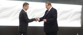 Sekretarz stanu Z. Feldman oraz sekretarz stanu Sz. Giżyński ściskają sobie ręce