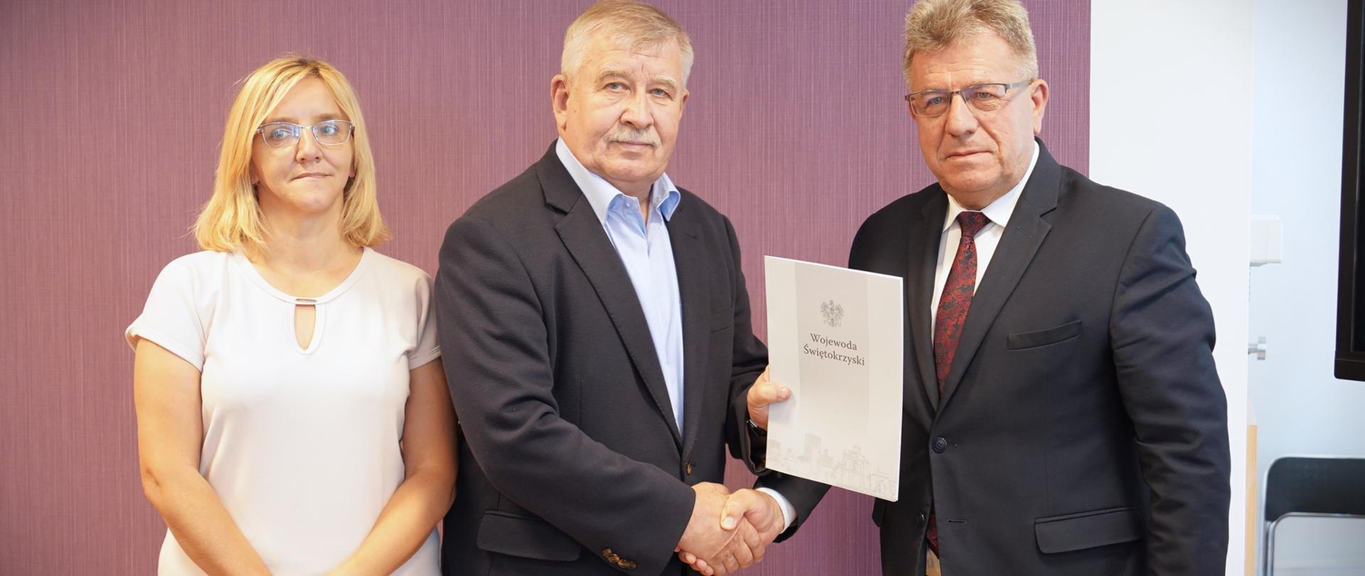 Umowy podpisał wojewoda Józef Bryk