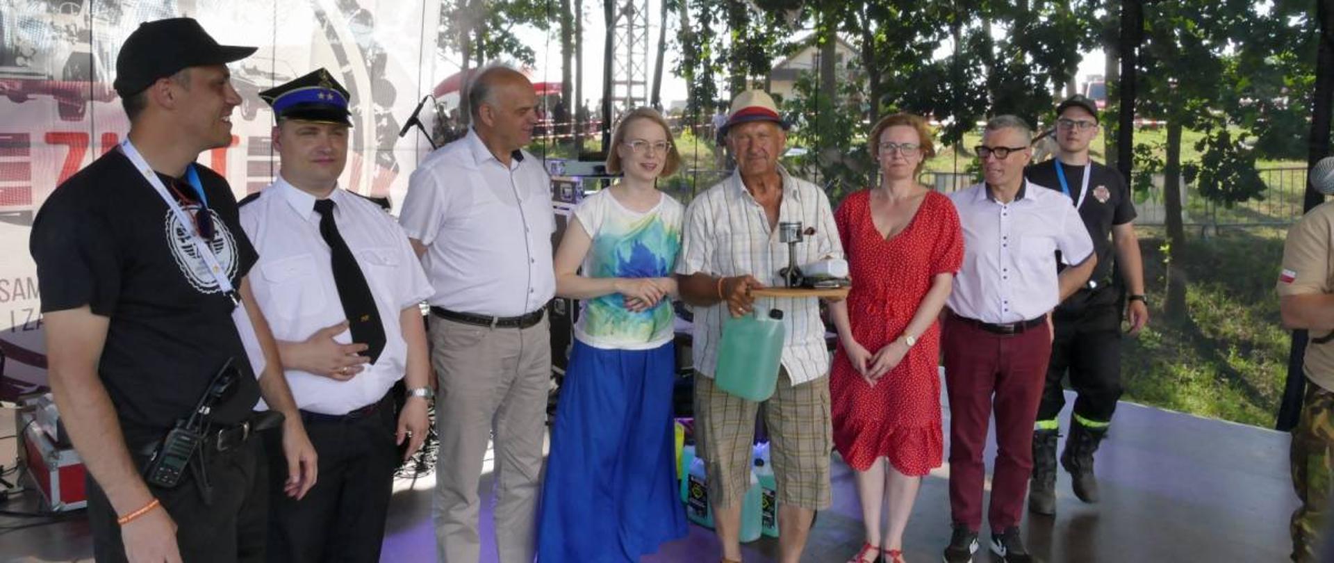 Scena ludzie na scenie zbliżenie na ludzi 