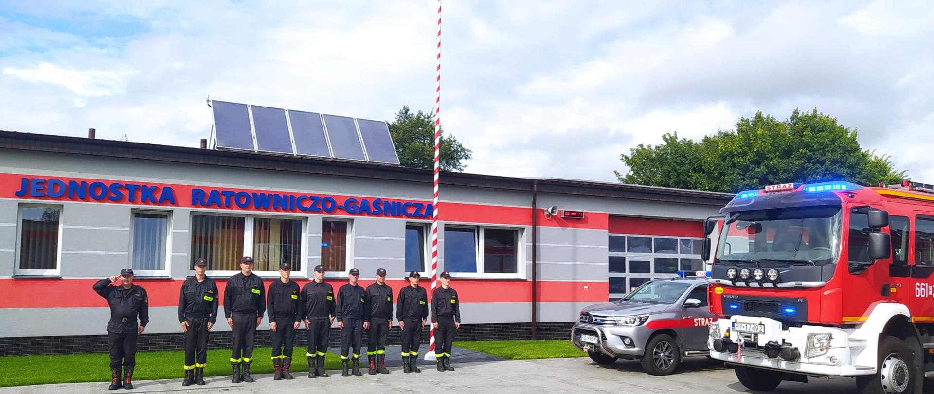 strażacy samochody strażackie flaga Polski