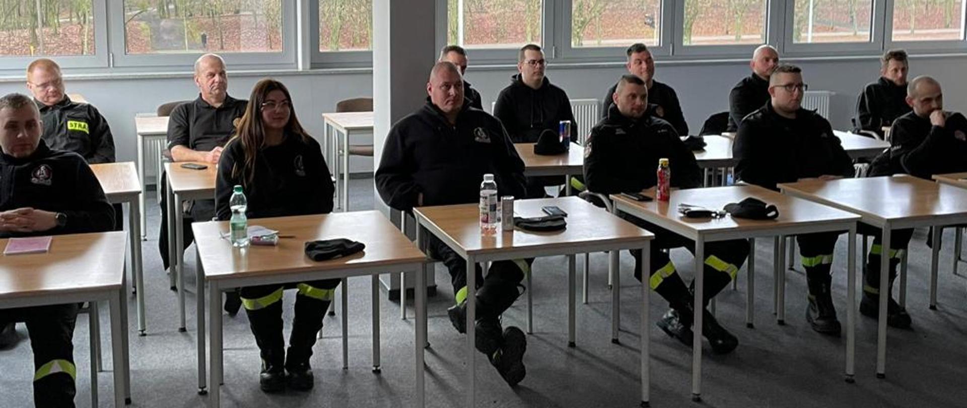 Na zdjęciu uczestnicy szkolenia siedzący przy stolikach