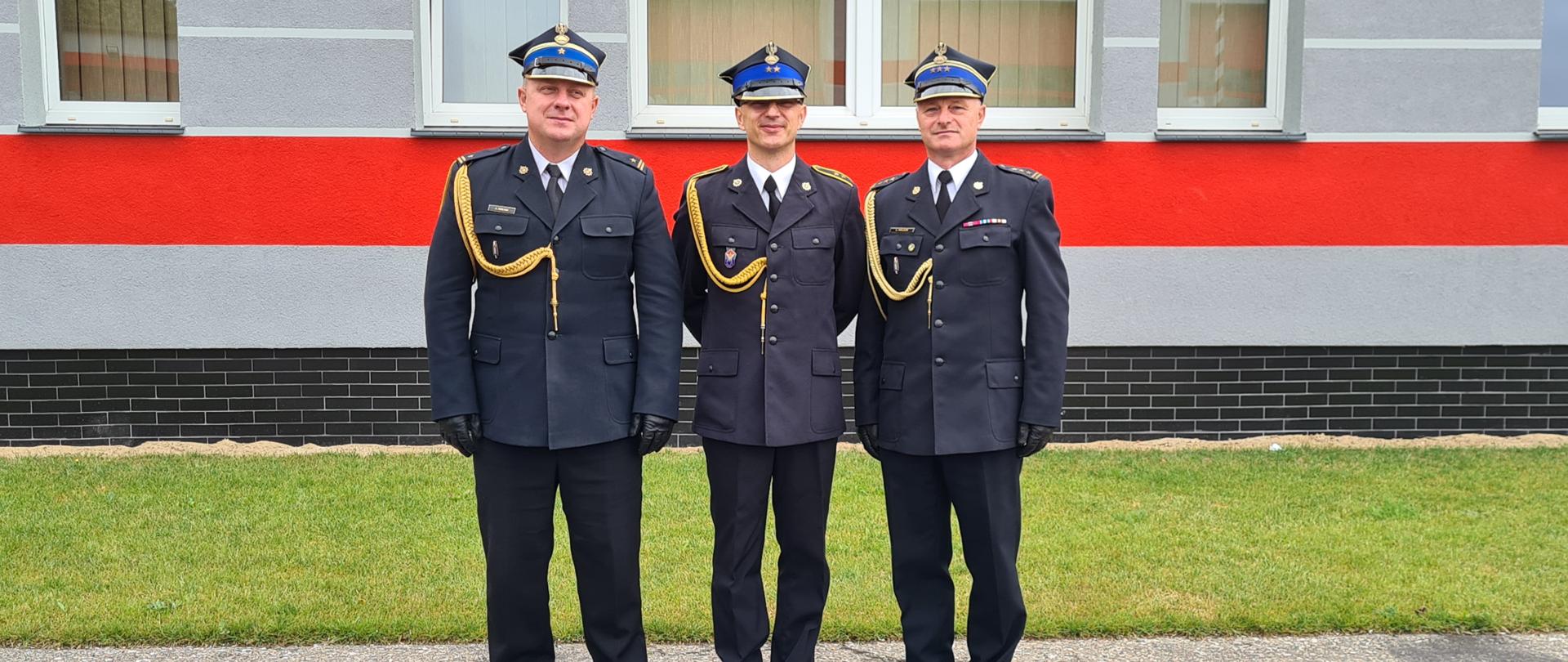 Na zdjęciu Emeryt Arek oraz Komendant powiatowy i jego zastępca.