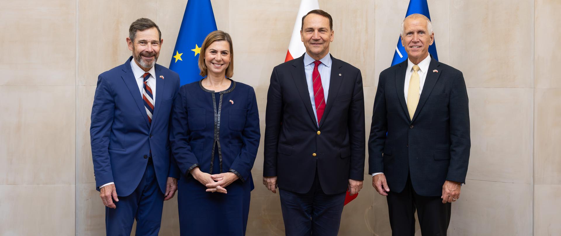 Deputy Prime Minister Radosław Sikorski and United States Senate delegation smiling to the camera