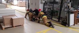 widoczni strażacy podczas ćwiczeń na obiekcie.