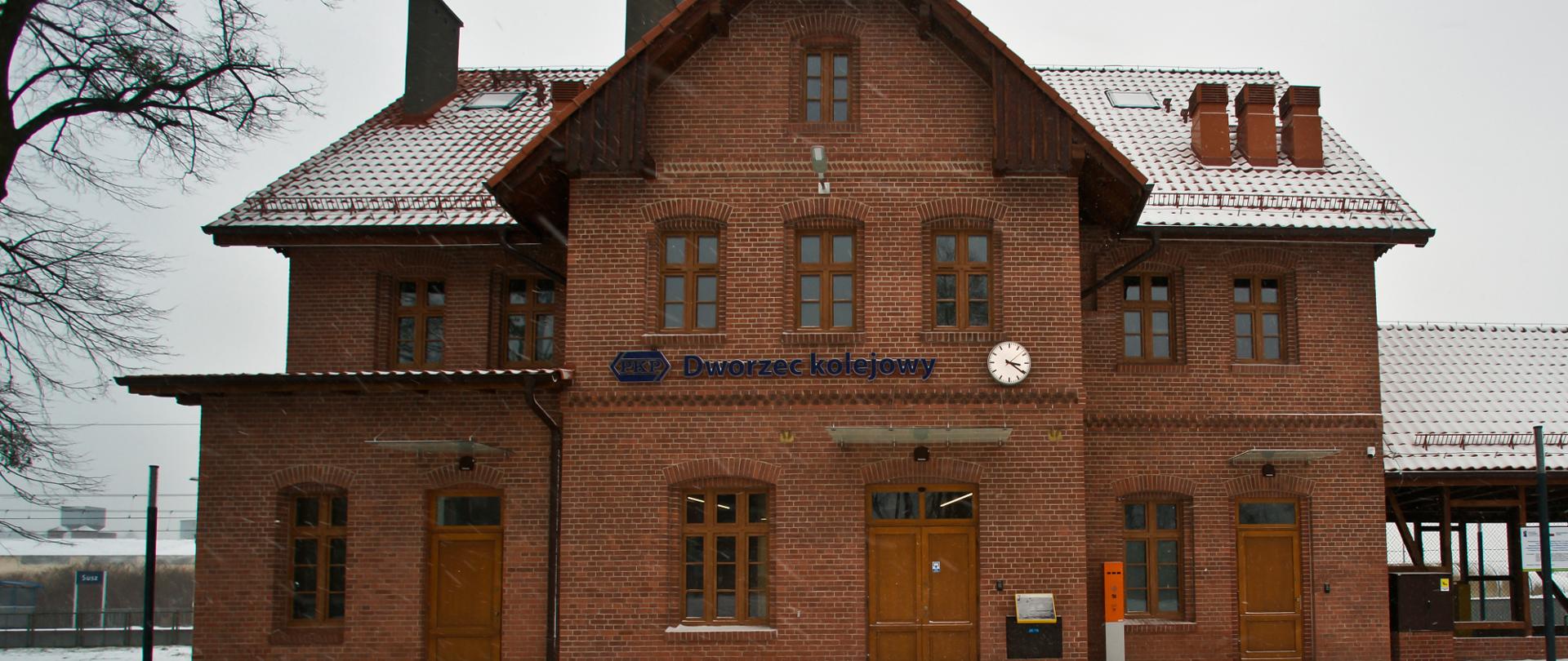 budynek przebudowanego dworca w Suszu