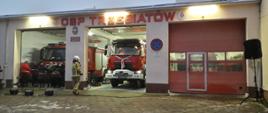 Widoczna na zdjęciu remiza OSP Trzebiatów, otwarte boksy garażowe a w nich wozy bojowe Renault oraz Mercedes