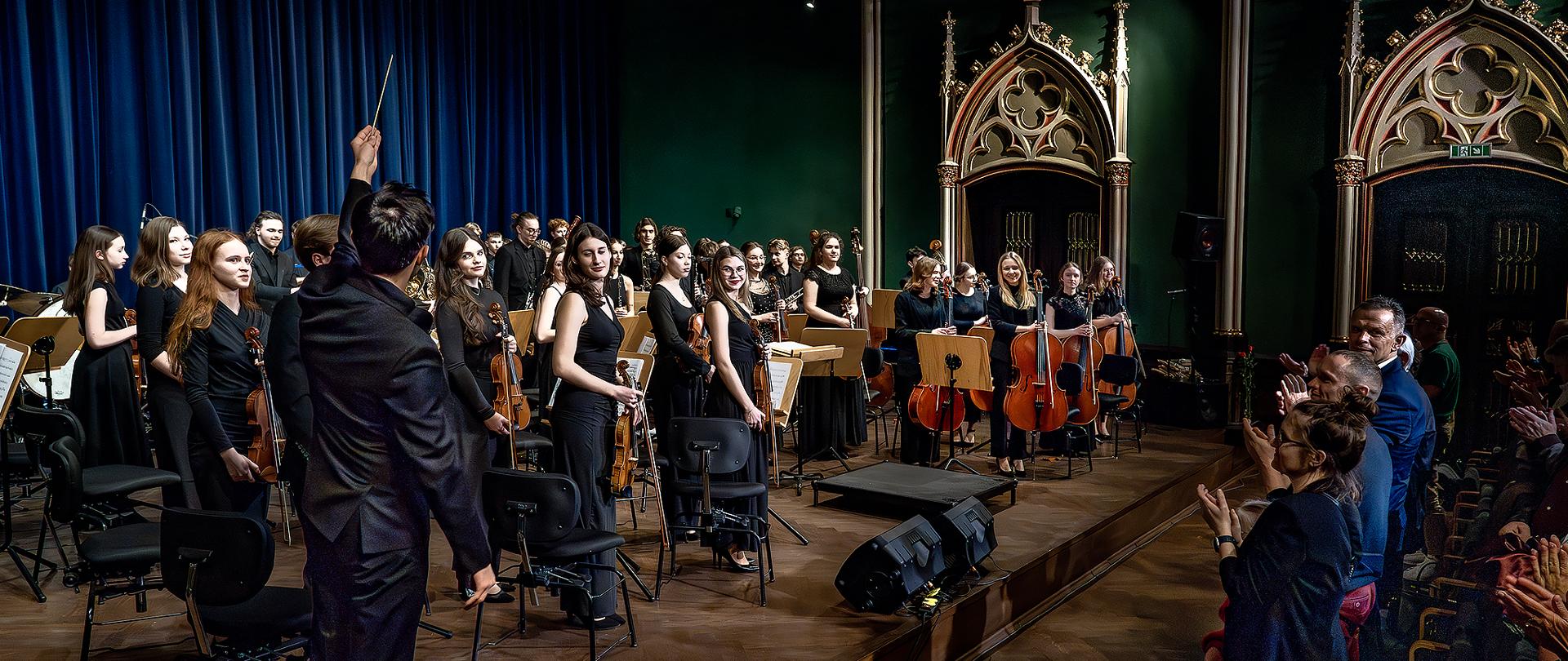 Koncert w ramach projektu polsko-niemieckiej współpracy młodzieży. Na scenie orkiestra smyczkowa szkoły muzycznej w Bytomiu po zakończonym koncercie