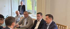 Spotkanie prezesa Wód Polskich Mateusza Balcerowicza i wiceprezesa Wód Polskich Marcina Jarzyńskiego z Tomaszem Bujokiem - Burmistrzem Wisły oraz Beatą Halamą – prezes Wodociągów Ziemi Cieszyńskiej w obecności m.in. Jana Grygiera – dyrektora Wód Polskich w Gliwicach