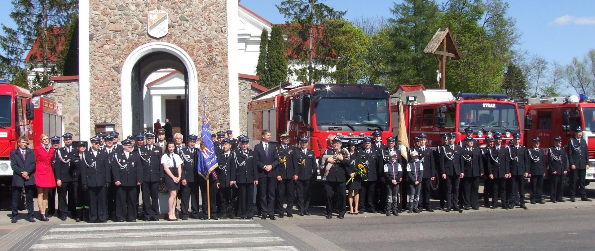 Uroczyste poświęcenie samochodów ratowniczo – gaśniczych jednostek OSP z terenu gminy Trzcianne, powiat moniecki.
