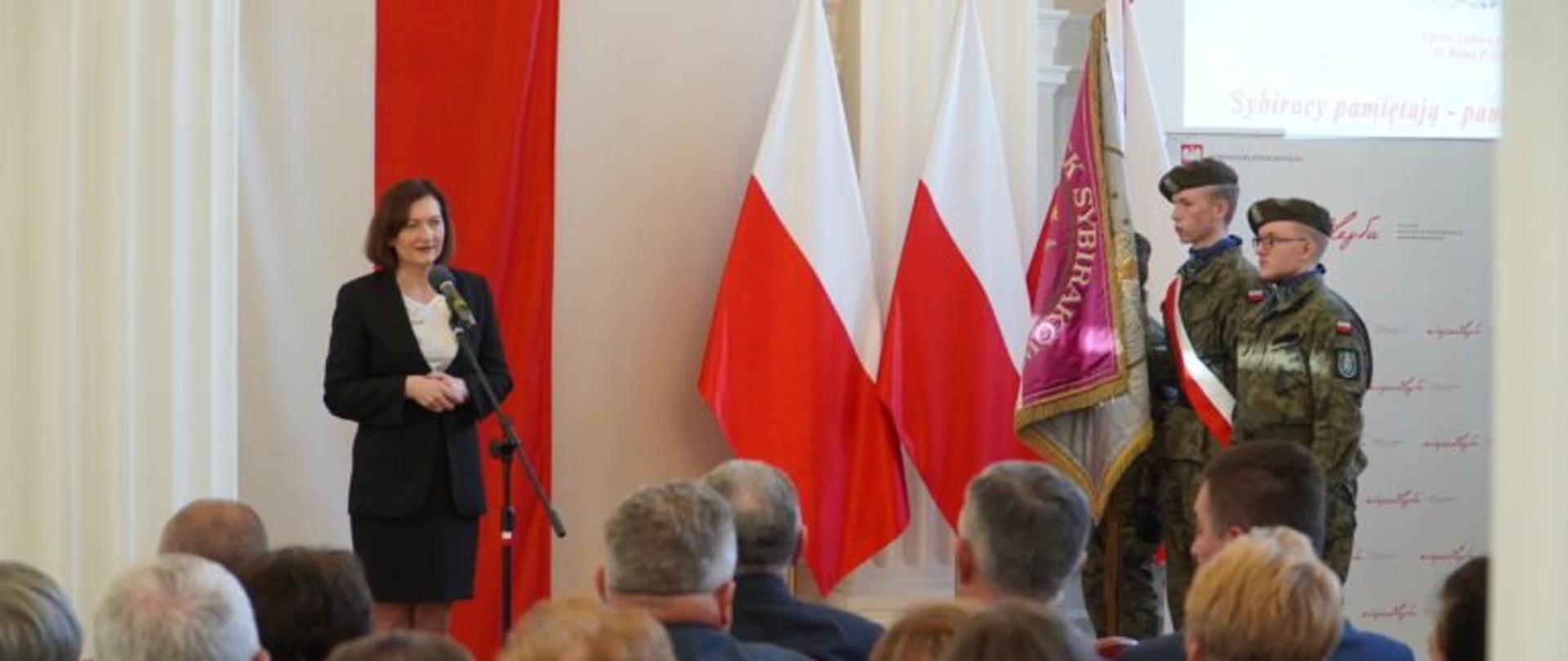  Wojewoda podkarpacki Ewa Leniart podczas międzypokoleniowego spotkania upamiętniającego losy Zesłańców Sybiru