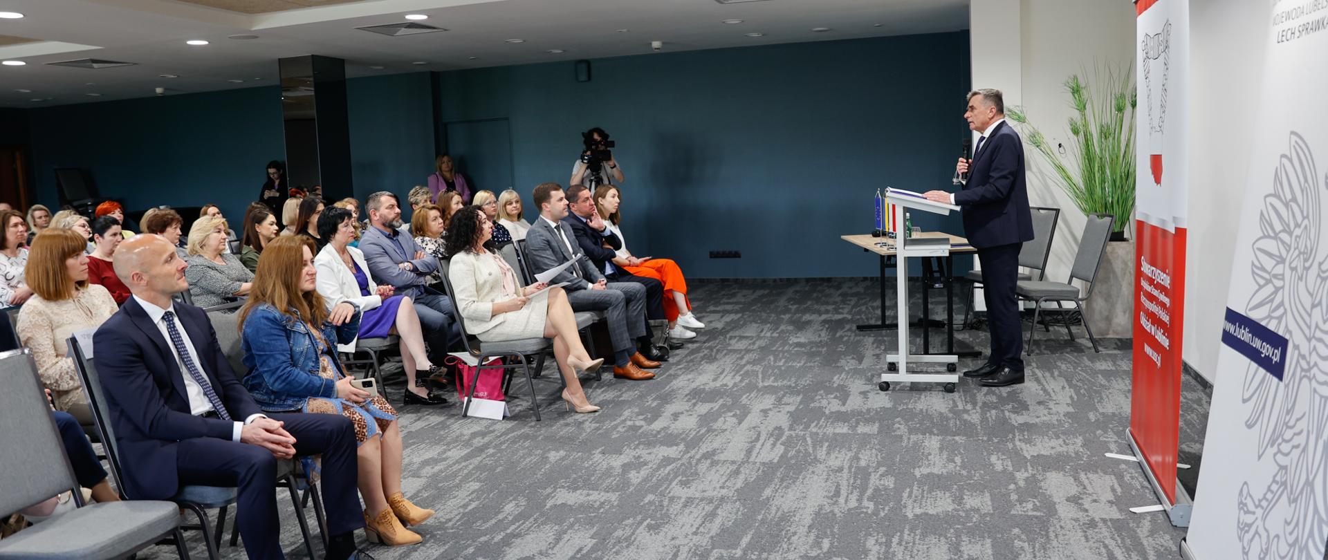 Wojewoda lubelski przemawia do ludzi zebranych na sali.