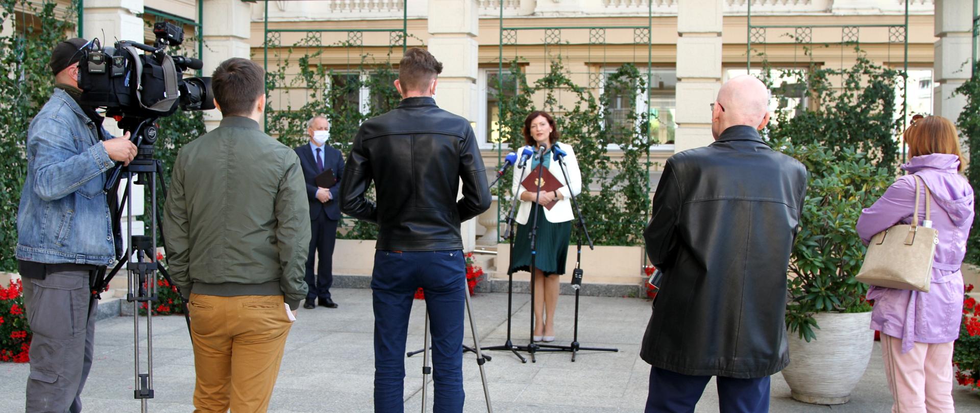 Wojewoda Ewa Leniart prezentuje podsumowanie realizacji kolejnego naboru w ramach Funduszu Dróg Samorządowych w województwie podkarpackim