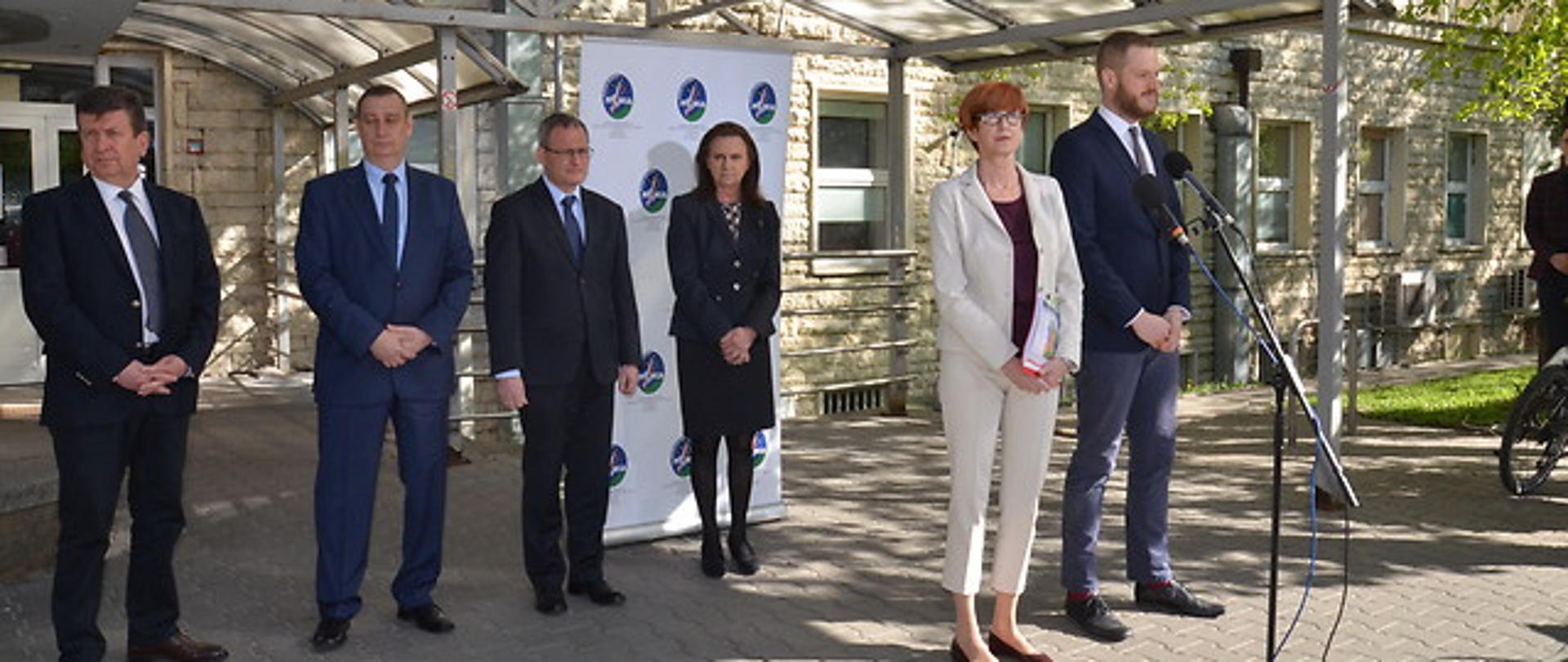 Konferencja przed warszawskim szpitalem dot. e-zwolnień z udziałem minister Elżbiety Rafalskiej. 