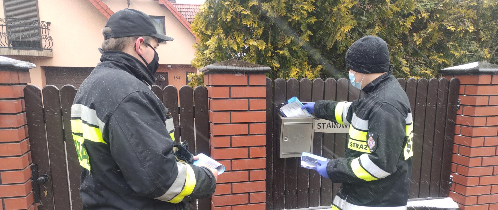 Strażacy roznoszą ulotki informacyjne