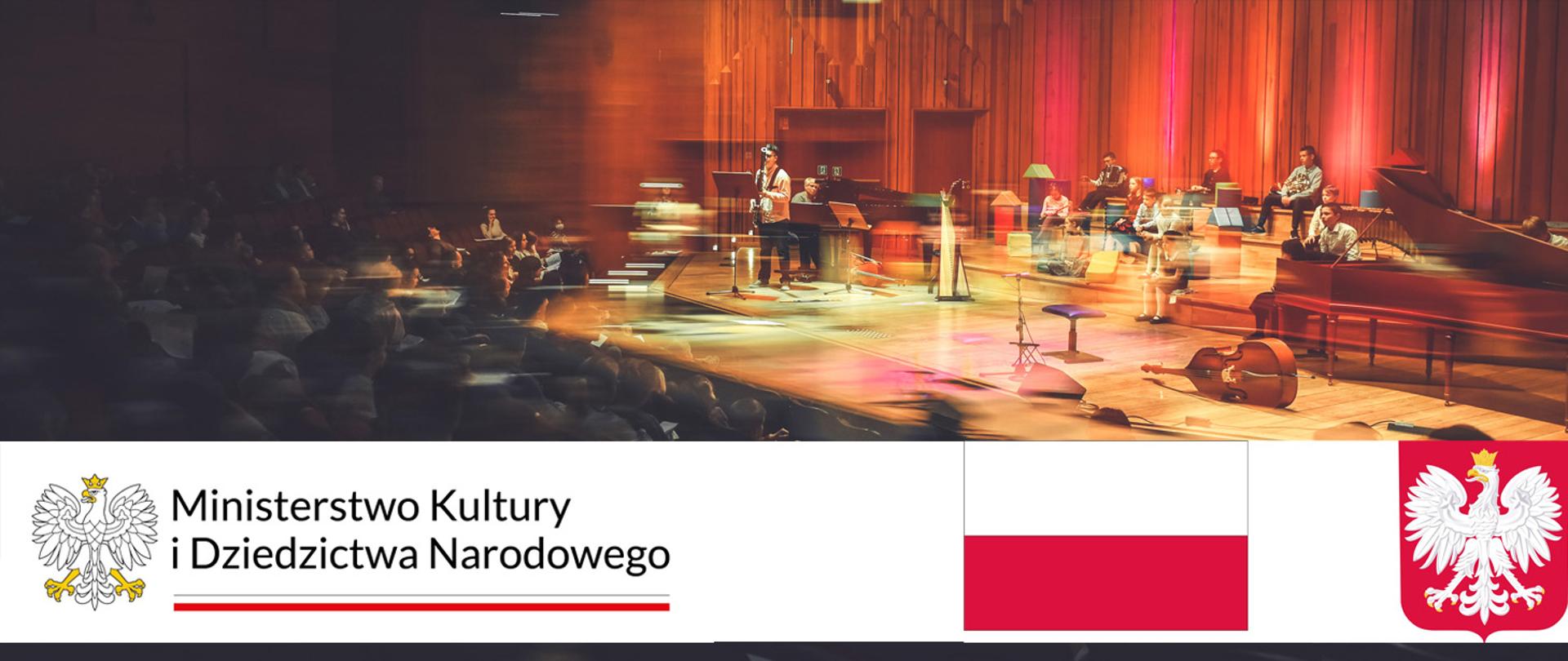 grafika - zdjęcie sali koncertowej w ZPSM w BB podczas koncertu - po prawej flaga polski i godło po lewej logo MKiDN