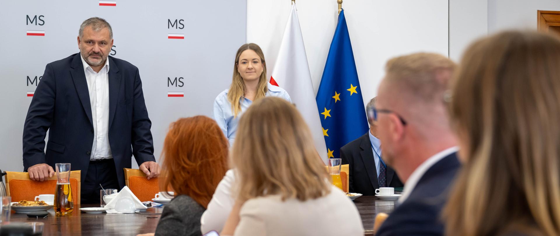 Współpraca państwa i organizacji społecznych w przeciwdziałaniu przestępstwom motywowanym uprzedzeniami