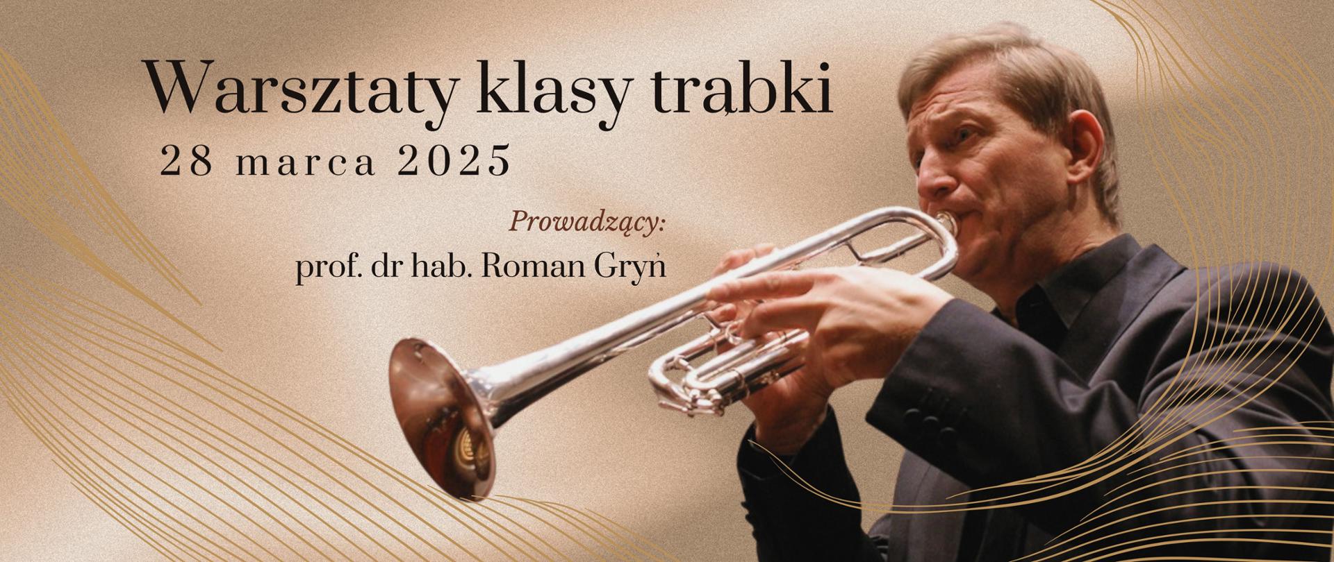 Baner o brązowym tle. U jego dołu zdjęcie mężczyzny w średnim wieku grającego na puzonie. Powyżej tekst: "Warsztaty klasy trąbki. 28 marca 2025. Prowadzący: prof. dr hab. Roman Gryń". Plakat ozdobiony falowanymi liniami w brązowym odcieniu.