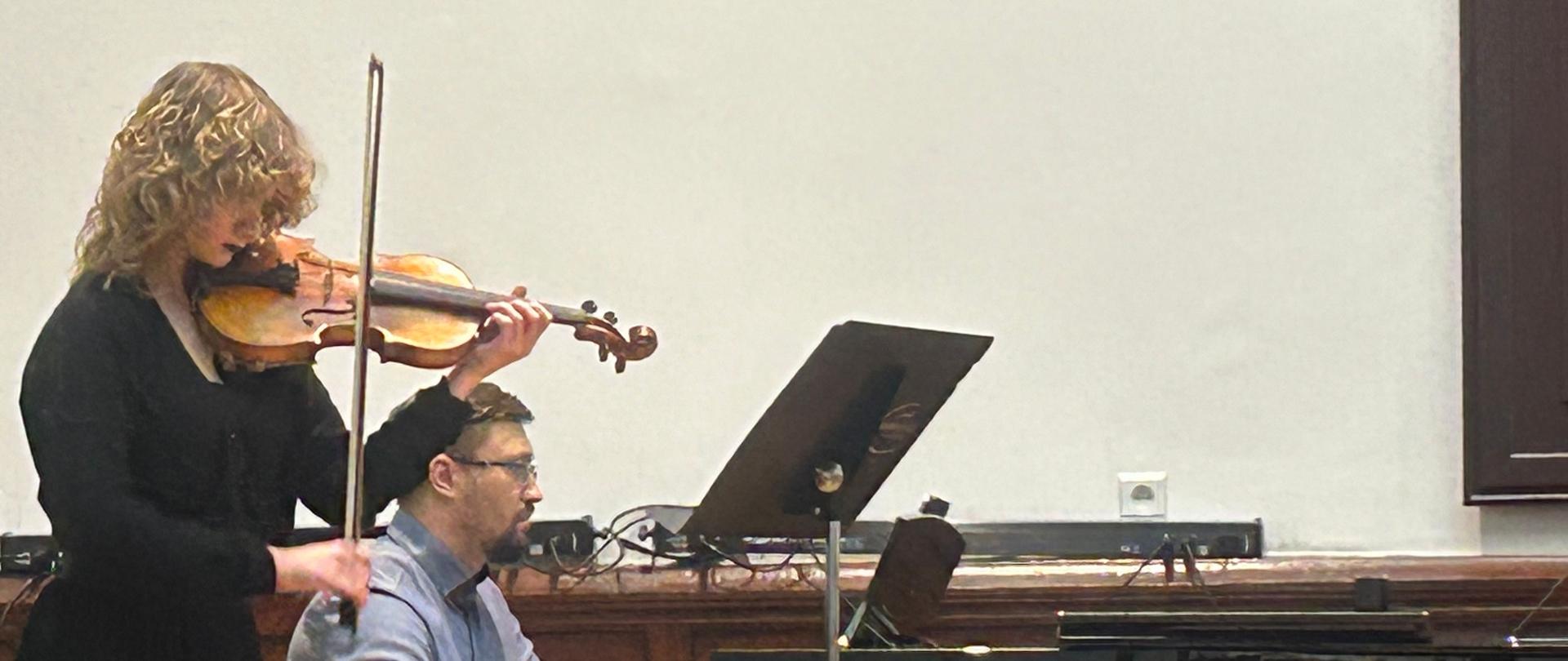 skrzypaczka naszej szkoły podczas swojego recitalu wraz z akompaniatorem Sławomirem Kuskiem
