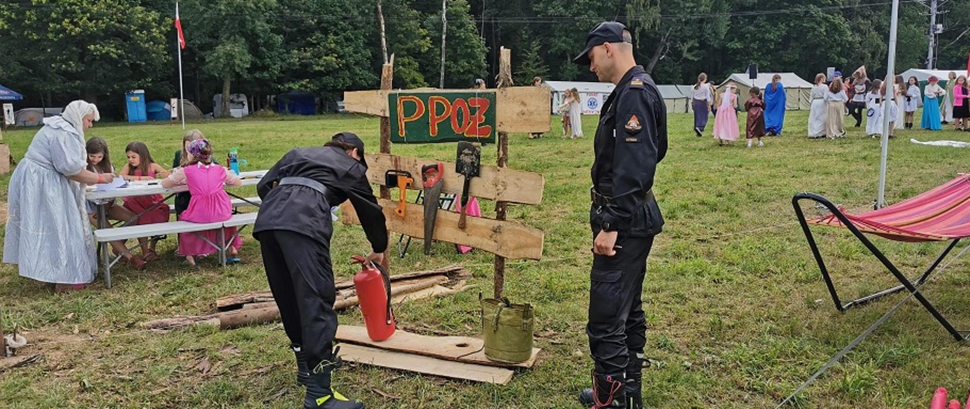 Funkcjonariusze sprawdzają zgromadzony w wyznaczonych punktach sprzęt przeciwpożarowy