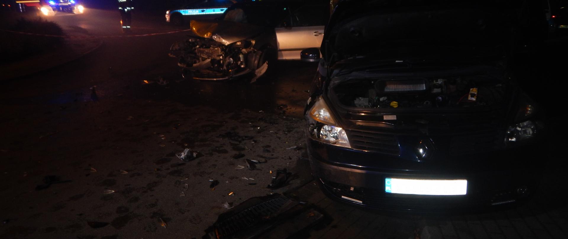 Zdjęcie przedstawia samochód osobowy Renault po wypadku.
