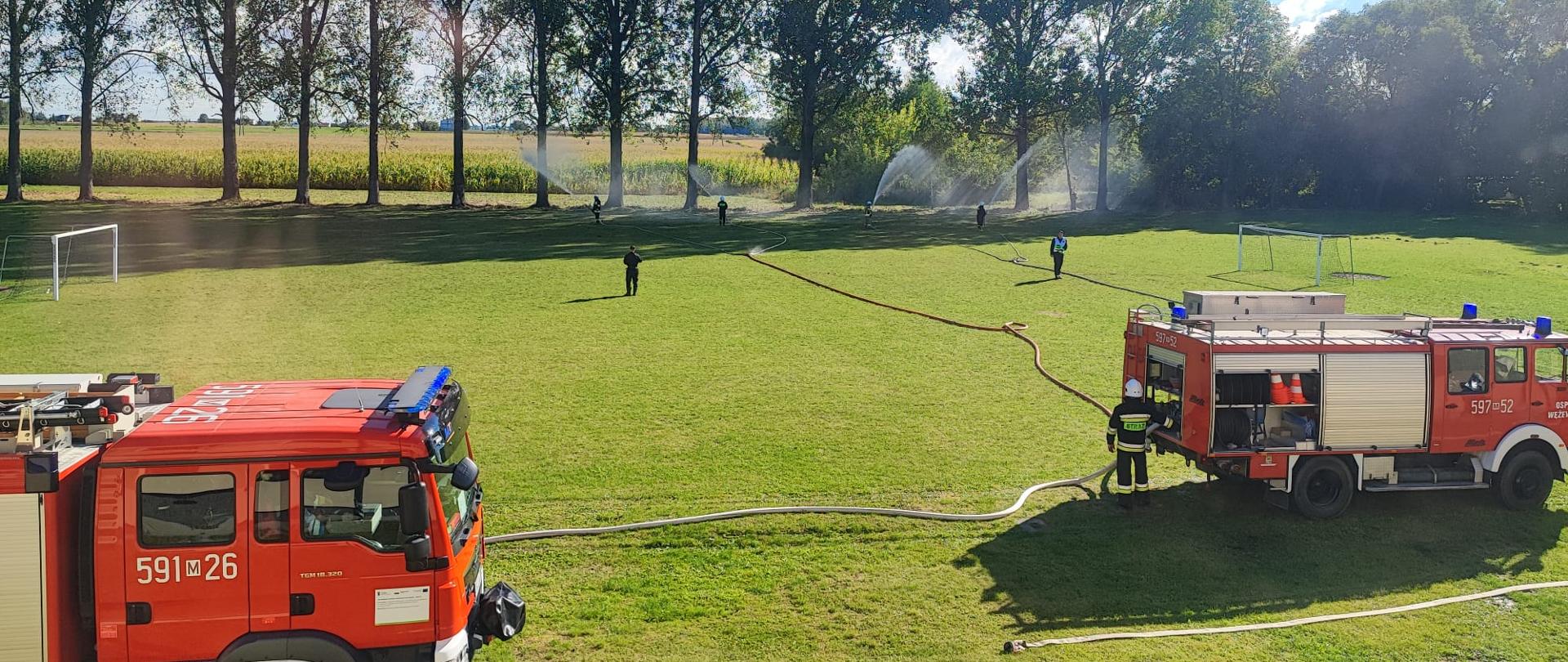 W dniu 23 września w Szkole Podstawowej im. Księdza Jerzego Popiełuszki w Zielonej gm. Krasne odbyły się ćwiczenia na obiekcie wraz z praktycznym sprawdzeniem organizacji i warunków ewakuacji uczniów i personelu. Dyrektor Szkoły po zauważeniu pożaru kotłowni, który przeniósł się na pierwszą kondygnację natychmiast podjął decyzję o ewakuacji i powiadomił odpowiednie służby. Powiatowe Stanowisko Kierowania w Przasnyszu zadysponowało na miejsce 4 zastępy straży pożarnej w tym: Jednostkę Ratowniczo-Gaśniczą w Przasnyszu, OSP Zielona, OSP Krasne oraz OSP Wężewo.
Po przyjeździe jednostek straży pożarnej i wykonaniu rozpoznania przystąpiono do akcji gaśniczej. Kierujący Działaniem Ratowniczym otrzymał informację, że budynku nie opuściła jedna osoba. Strażacy mieli za zadanie odnalezienie poszkodowanej osoby, udzielenie jej niezbędnej kwalifikowanej pierwszej pomocy oraz ugaszenie pożaru.
Ćwiczenia były doskonałą okazją sprawdzenia warunków ewakuacji dzieci i personelu. Strażacy natomiast mieli możliwość zapoznania się z obiektem, sprawdzili możliwość poboru wody z sieci hydrantowej oraz przećwiczyli swoje umiejętności i wiedzę nabytą podczas szkoleń i doskonalenia zawodowego.
Opracowanie: kpt. Piotr Kuligowski- Oficer Prasowy Komendanta Powiatowego PSP w Przasnyszu
Zdjęcia: st.kpt. Michał Wiśniewski

