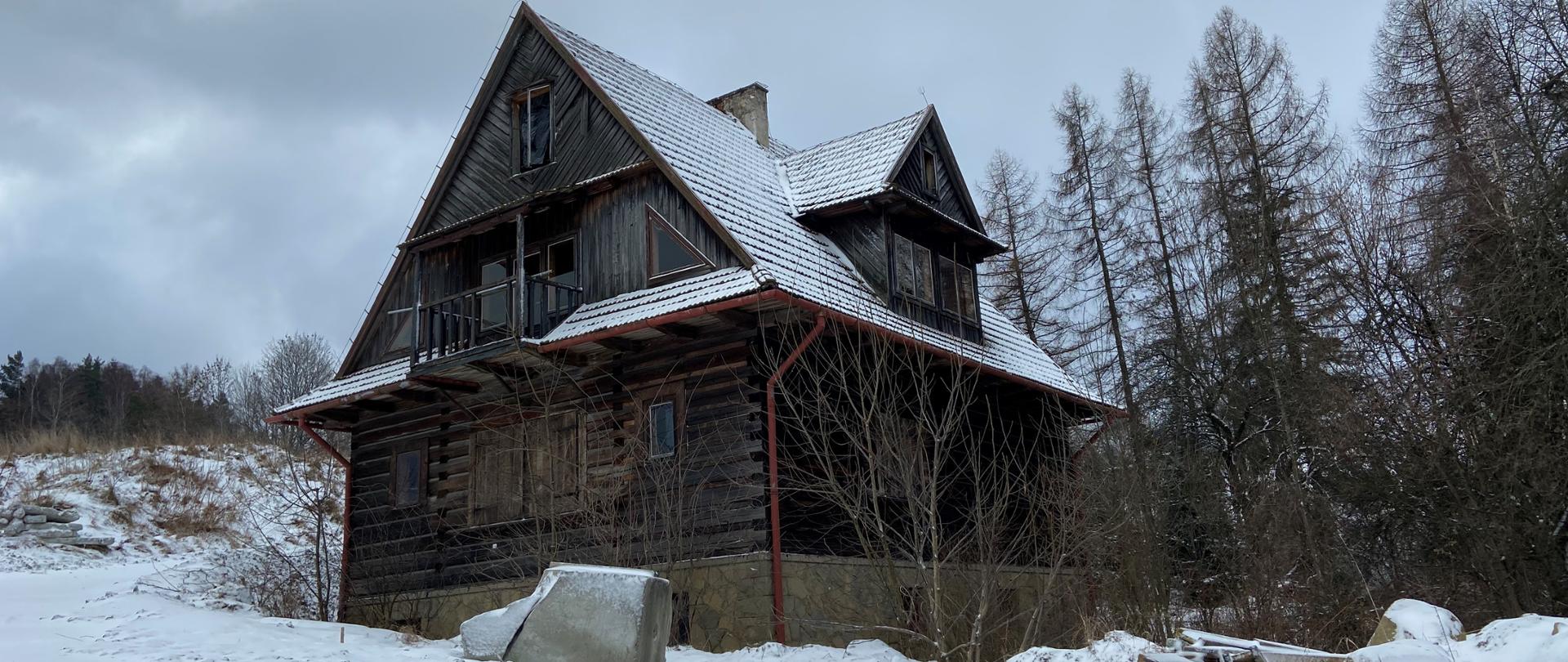 Dom Jalu Kurka, drewniany, z zewnątrz, plener zimowy