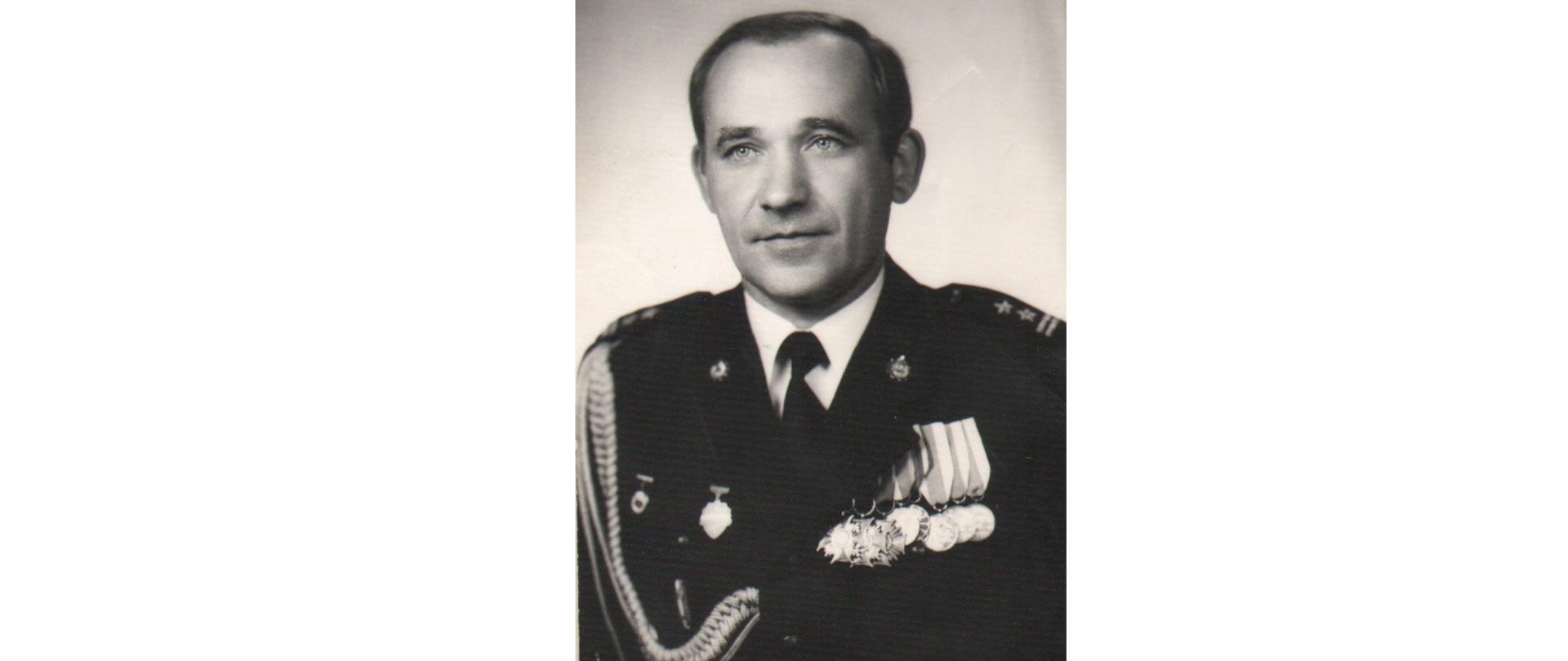 Mężczyzna w mundurze strażackim.