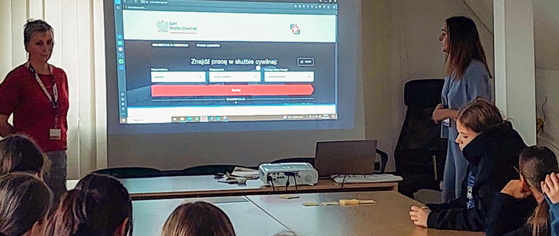 Pracownicy US w Augustowie prowadzą lekcję uczniom SP nr 2 w Augustowie