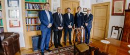 Od lewej: dr Andrzej Bielecki, Dziekan prof. dr hab. Tomasz Giaro, Prezes PGRP Mariusz Haładyj, dr hab. Jan Podkowik, mec. Wojciech Murawski