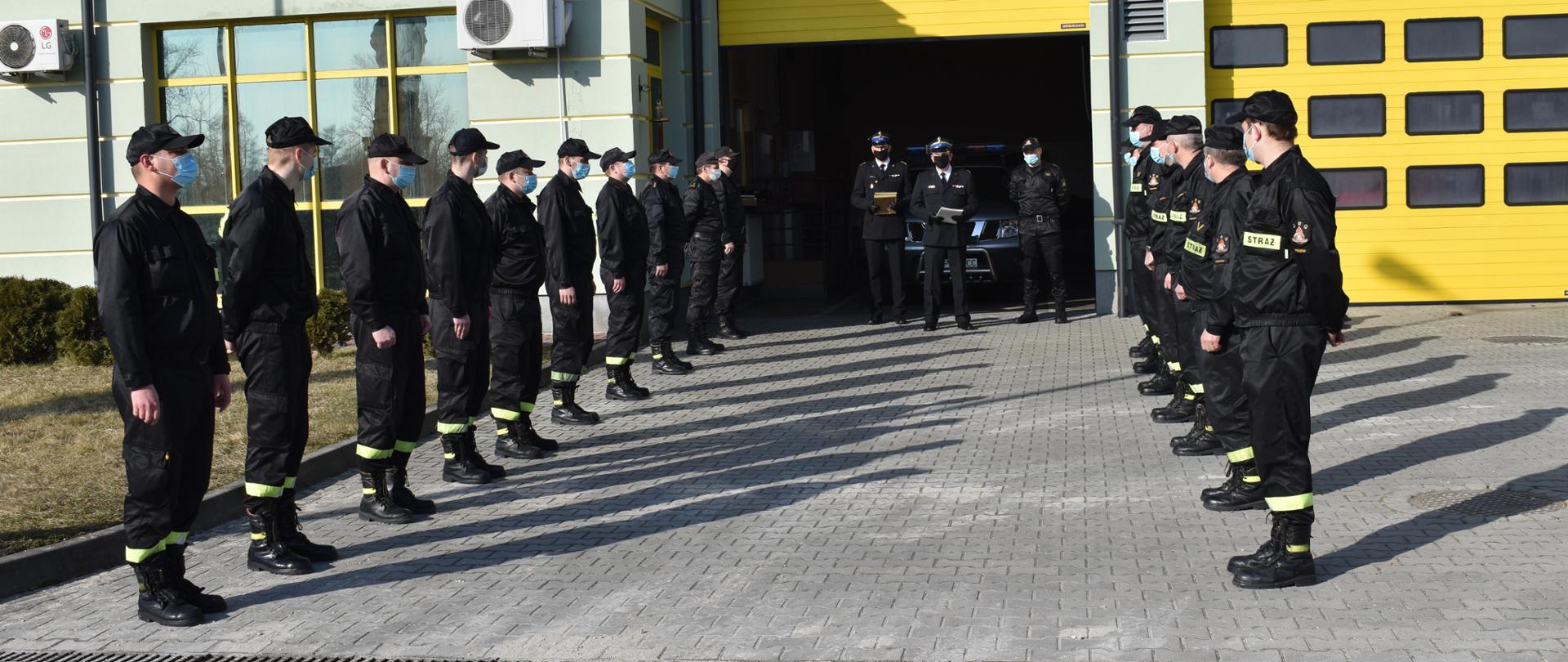 Komendant Powiatowy PSP w Pińczowie wyróżnił strażaków, którzy uratowali 12-latka, pod którym załamał się lód na rzece