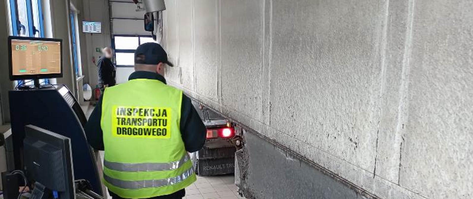 Inspektor ITD podczas szczegółowej kontroli technicznej 