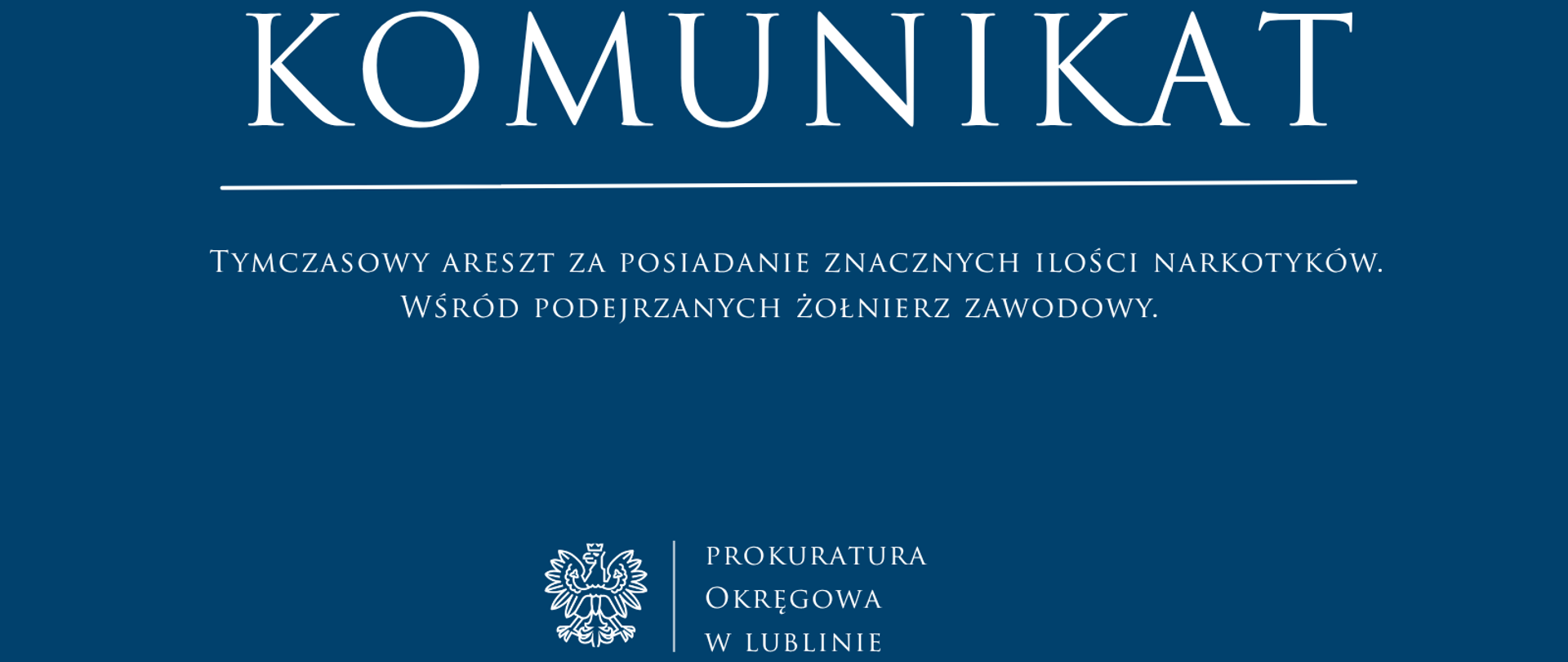 Niebieski baner o treści Komunikat: Tymczasowy areszt za posiadanie znacznych ilości narkotyków. Wśród podejrzanych żołnierz zawodowy.