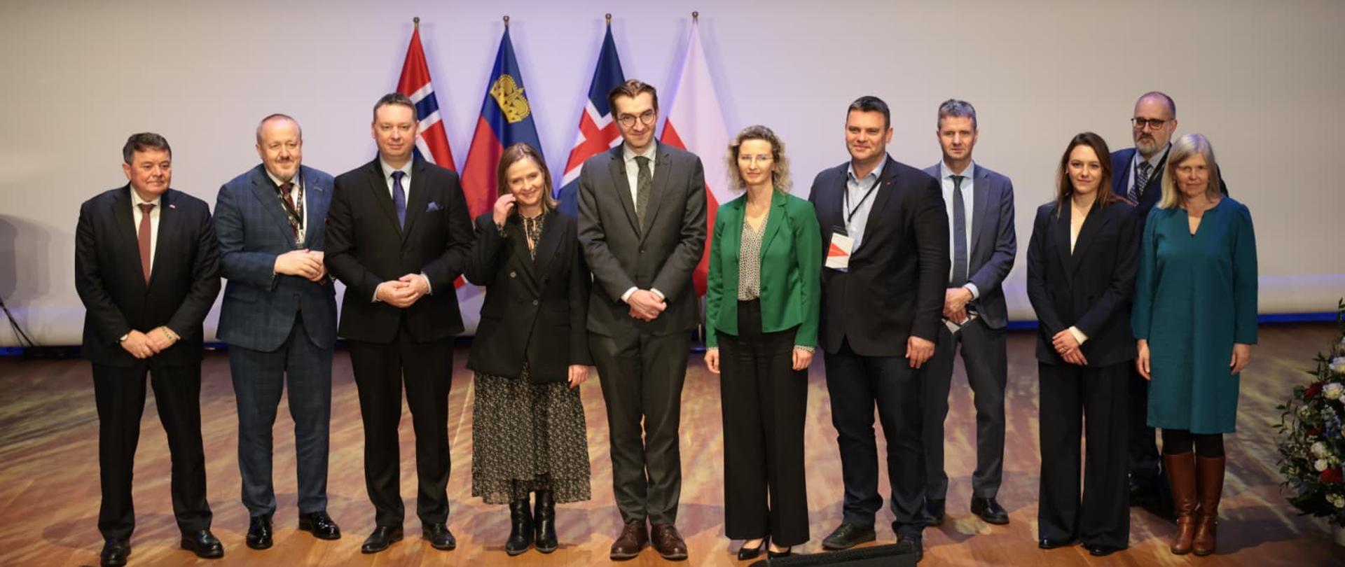 Na zdjęciu wiceminister Jan Szyszko w towarzystwie innych uczestników spotkania