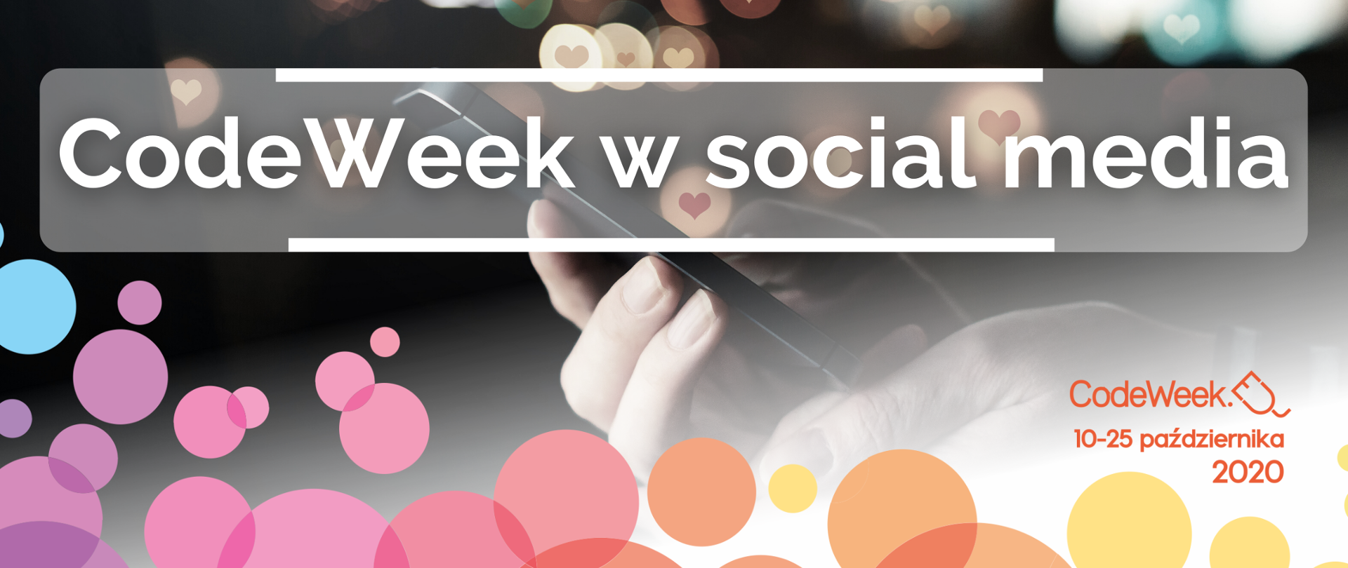 Grafika przedstawia zdjęcie dłoni trzymających telefon komórkowy, z unoszącymi się dookoła symbolami związanymi z mediami społecznościowymi. Na środku grafiki znajduje się napis: Code Week w social media. Na dole grafiki znajdują się kolorowe kółka nawiązujące do Code Week. W prawym górnym rogu znajduje się logo CodeWeek oraz data 10 - 25 października 2020. 