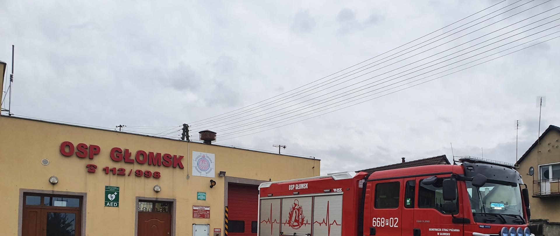 Widok remizy z pojazdem