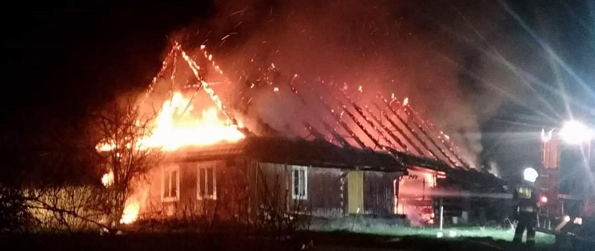 Na zdjęciu pożar pustostanu w miejscowości Krempna