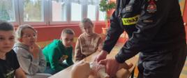 Uczniowie słuchają prelekcji oraz ćwiczą zagadnienia z pierwszej pomocy