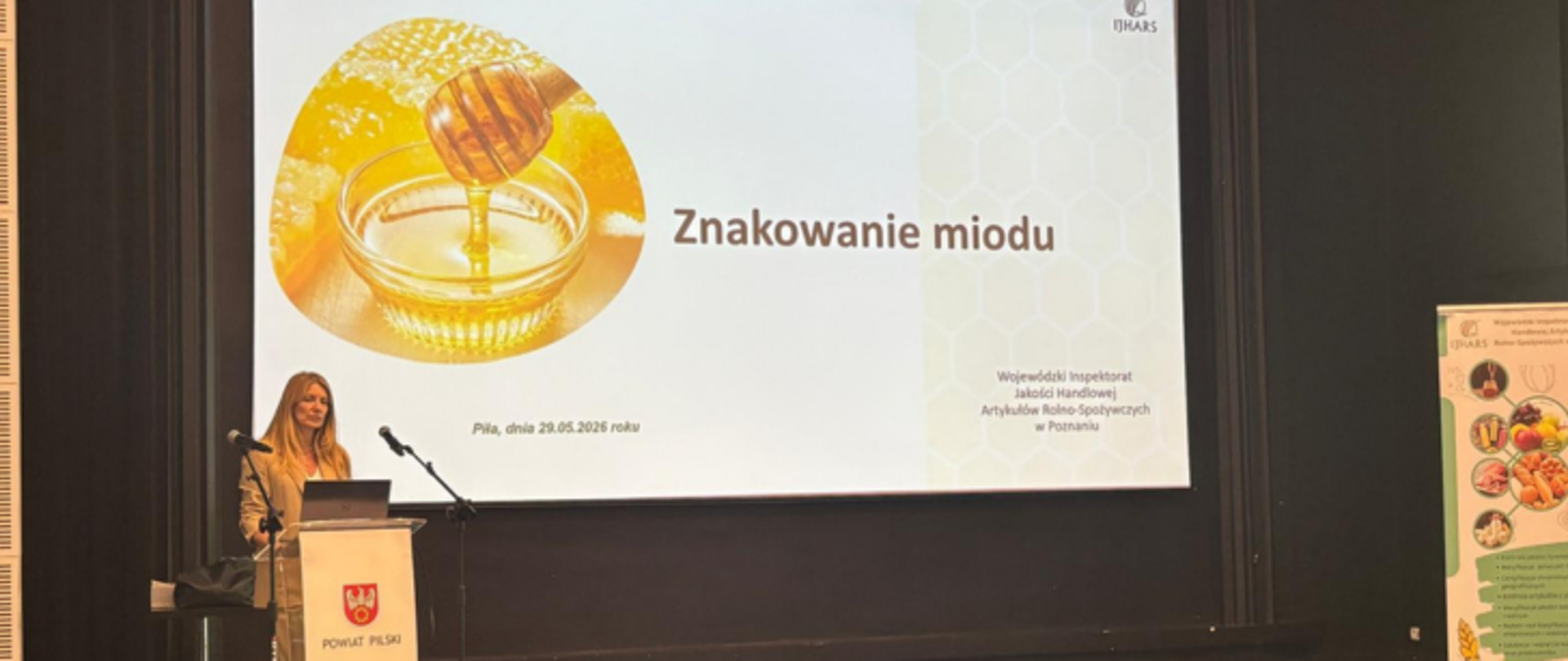 Pracownik WIJHARS w Poznaniu szkoli pszczelarzy z zakresu znakowania i badania miodu. 