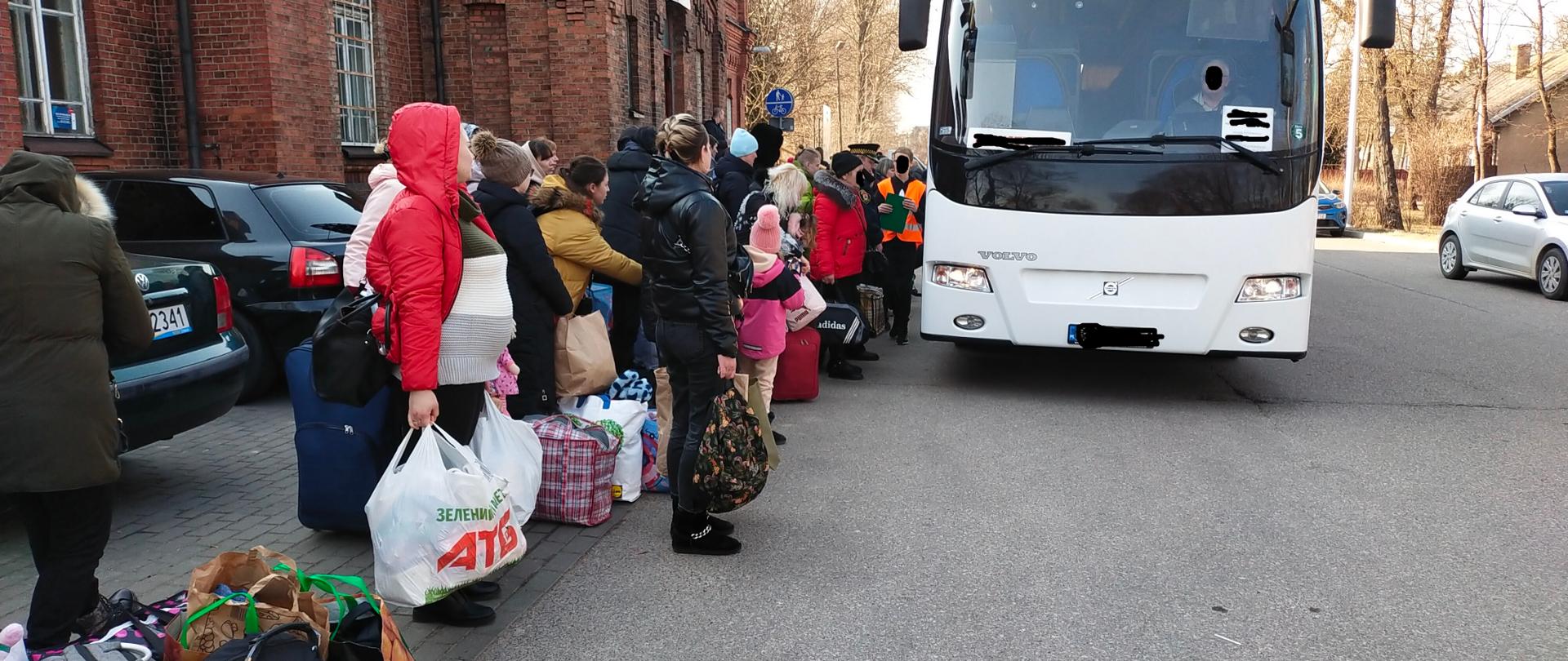 Autobus podstawia się do zabrania uchodźców w dalszą drogę przed dworce PKP.