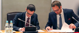 Karol Okoński (wiceminister cyfryzacji) i Marek Dietl (prezes GPW) podpisują porozumienie.