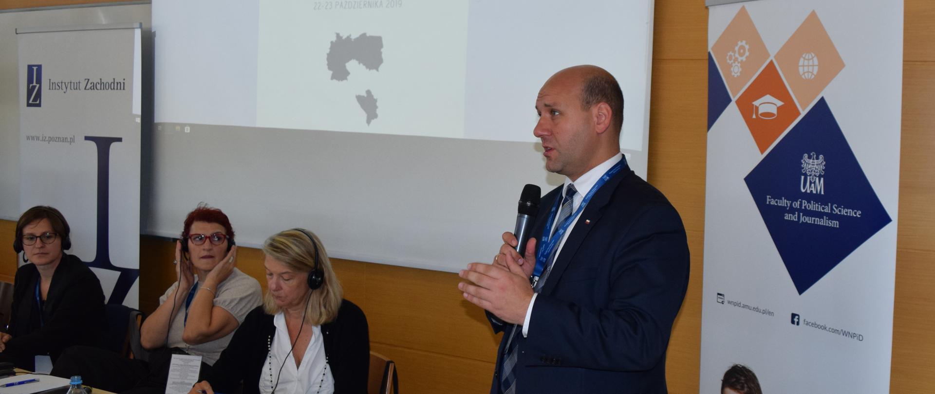 Wiceminister Szymon Szynkowski vel Sęk podczas debaty w Poznaniu