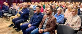Na sali siedzą służby mundurowe oraz pracownicy placówek oświatowych 