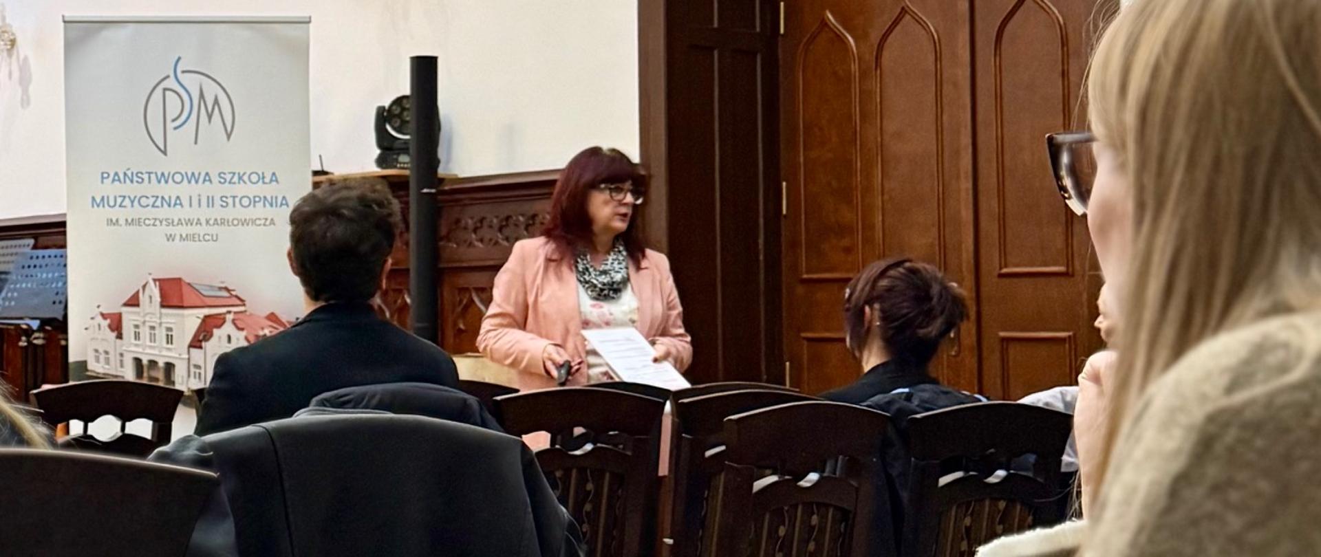 dr Małgorzata Ostrowska podczas wykładu w sali królewskiej PSM Mielec w ramach spotkania „Szkoła jako miejsce relacji”.