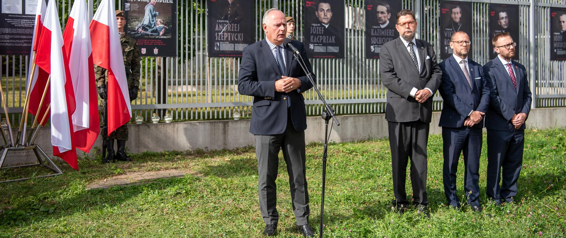 17 września 2025 r. w Warszawie, wiceminister Paweł Zalewski - w 86. rocznicę rosyjskiej agresji na Polskę - otworzył wystawę poświęconą kapelanom katyńskim - duchownym różnych wyznań zamordowanych przez sowietów. Fot. Maciej Nędzyński/MON