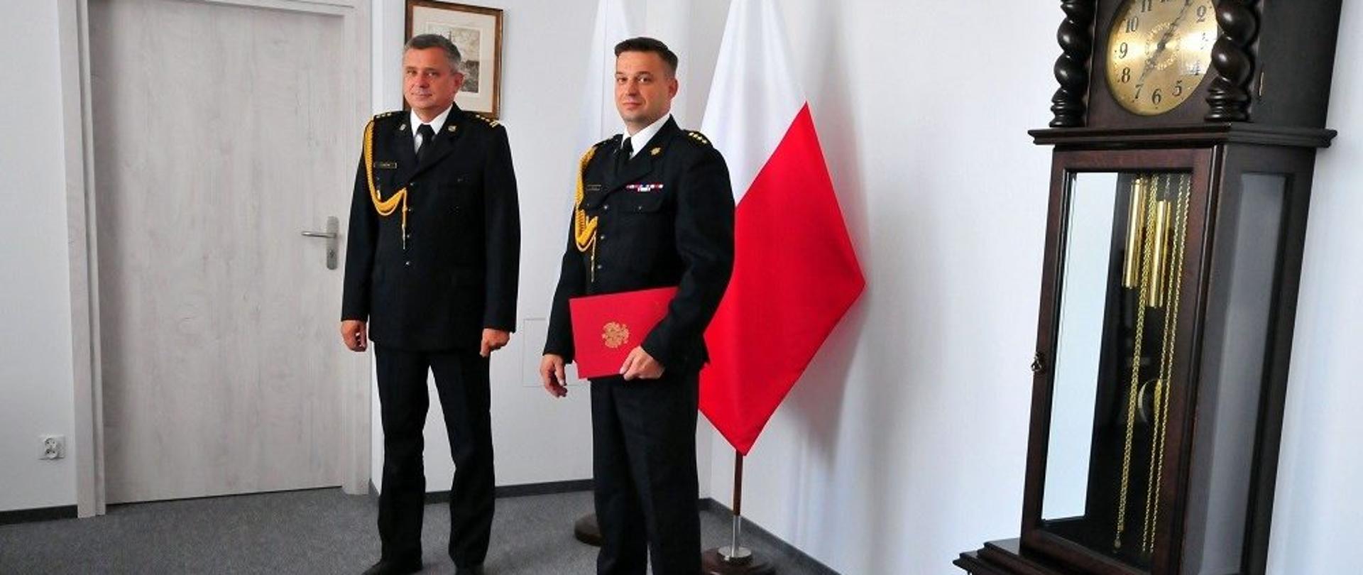 Zdjęcie przedstawia Pomorskiego Komendanta Wojewódzkiego PSP wraz z Komendantem Miejskim PSP w Słupsku.